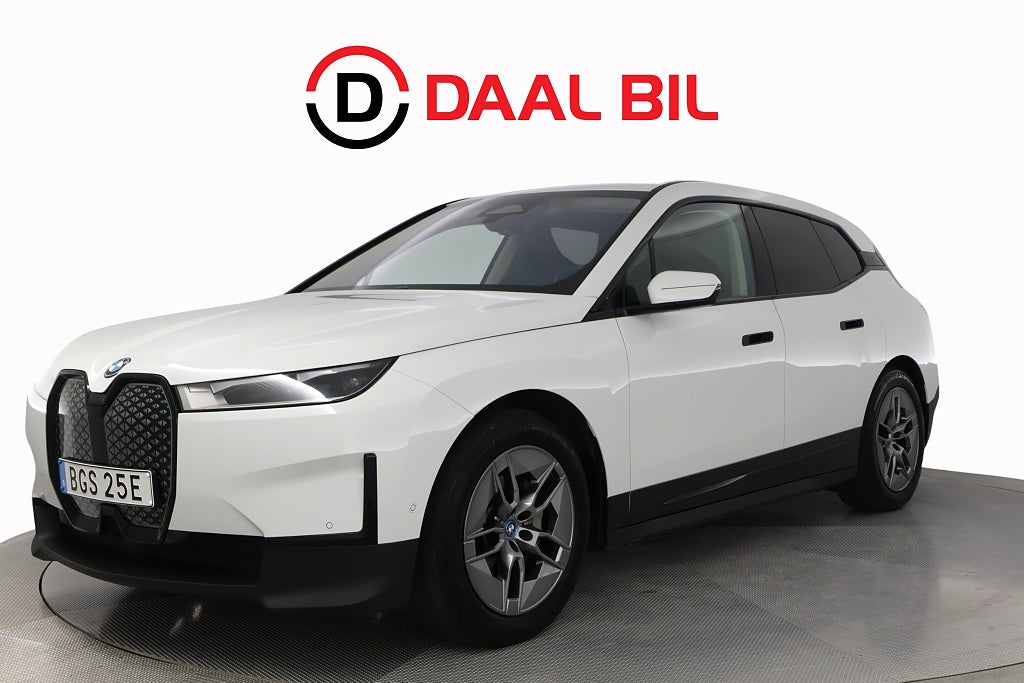 BMW iX xDRIVE40 76,6kWh 326HK VÄRMARE B-KAM LÄDER NAVI COCKPIT