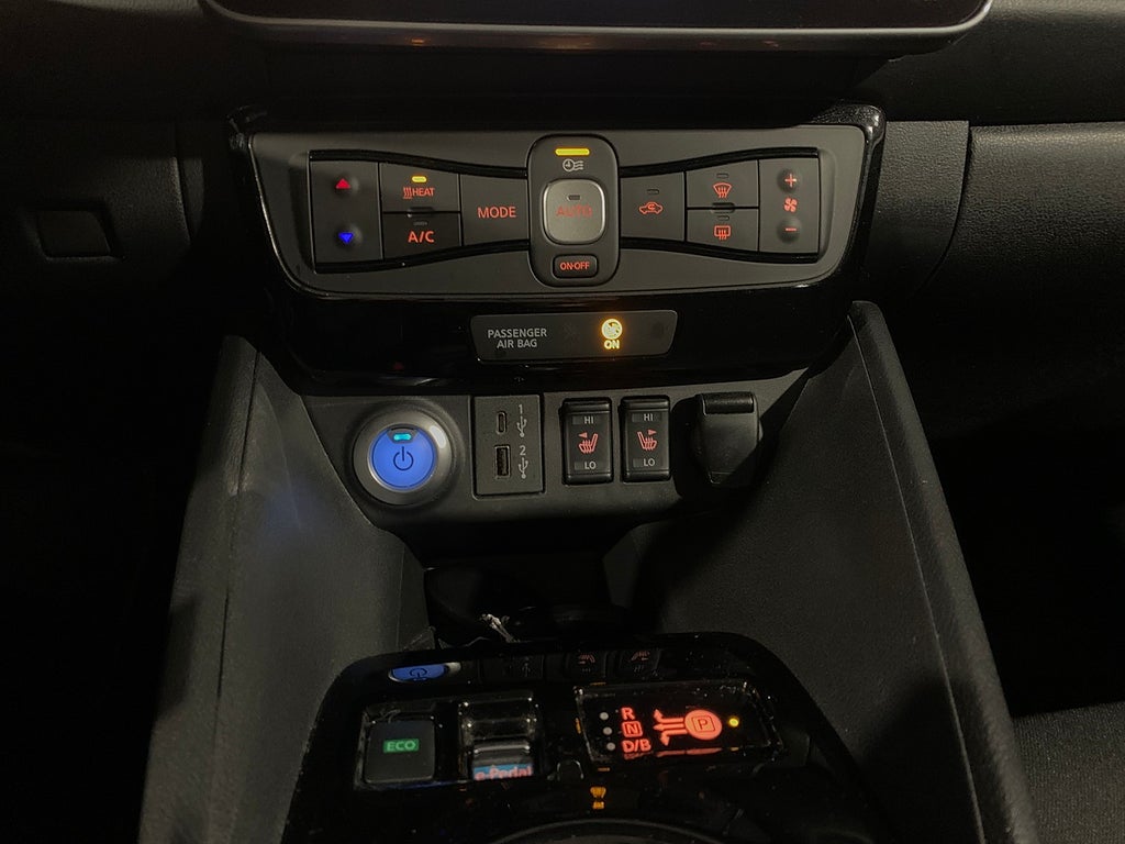 Nissan Leaf N-Connecta|40kWh|Värmepump|360 kamera