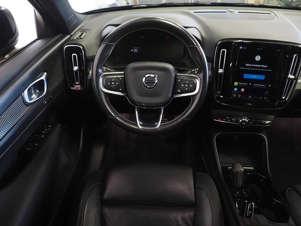 Volvo XC40 Recharge P8 AWD 408hk Core | Kamera | Skinn | 2021