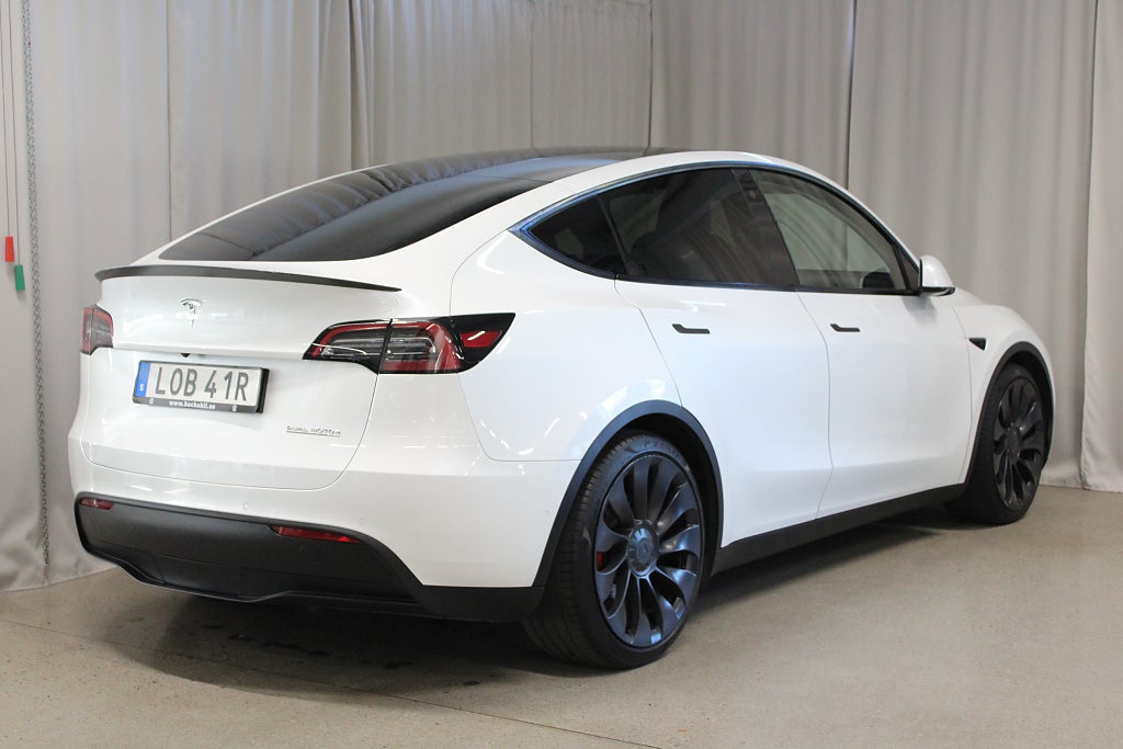 Tesla Model Y Performance 534 HK, Värmepump, Drag, 21 Uberturbine