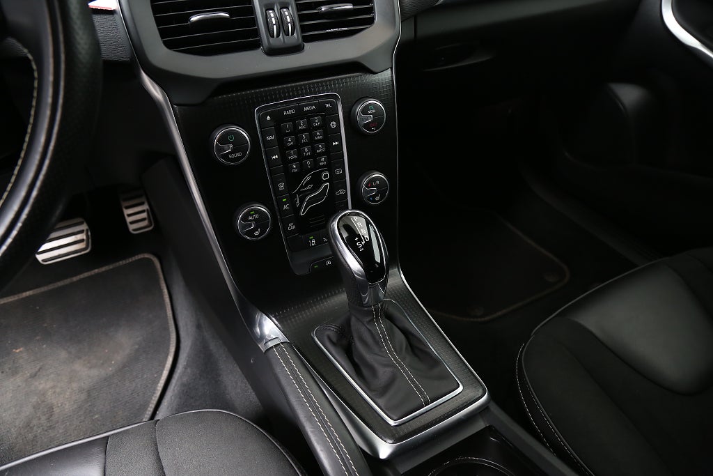 Volvo V40 D3 150hk R-Design Edition Aut Kamera Navi Teknikpaket