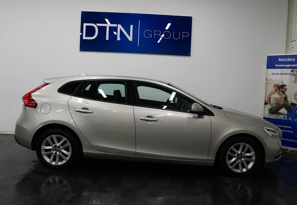 Volvo V40 D2 Momentum Euro 6/KAMREMBYTT/FULLSERVAD/VÄRMARE