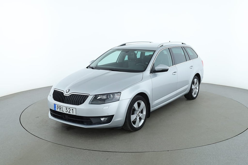Skoda Octavia Kombi 2.0 TDI 4x4 / Drag, Värmare, Canton, CarPlay