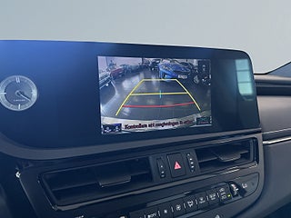 Lexus ES 300h 2.5 E-CVT Limited Edition S&V-hjul/Taklucka/Kamera – bild 11