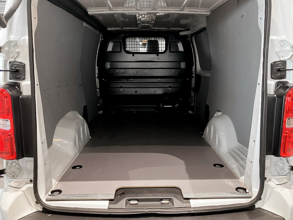 Bild på Peugeot Expert PRO+ 2.0 BHDi 122hk L3H1 P-SENSORER DRAG
