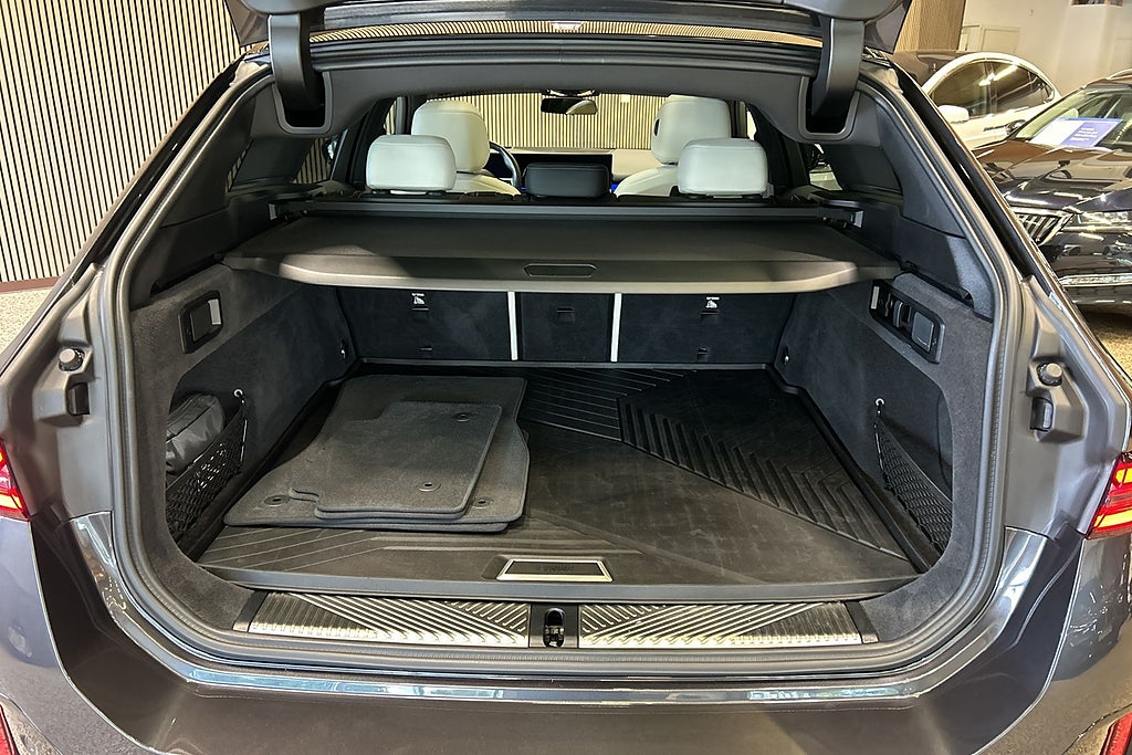 BMW i5 eDrive40 Touring M-sport Pro / Panorama Comfortpkt /