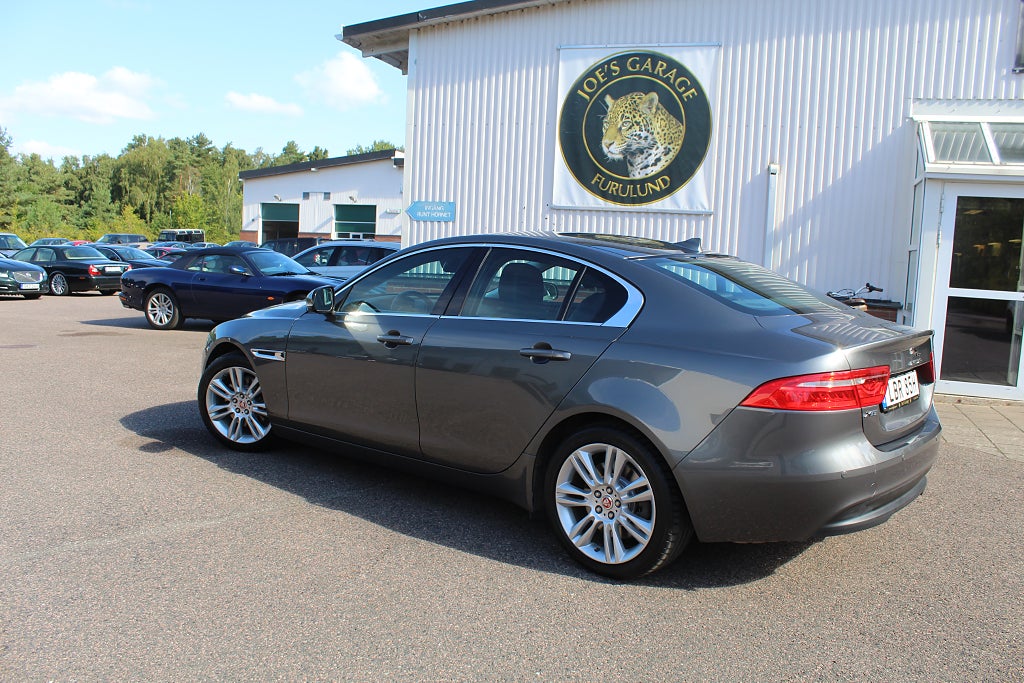 Jaguar XE 20t bensin Prestige, skinn, lågmil, ny stor service