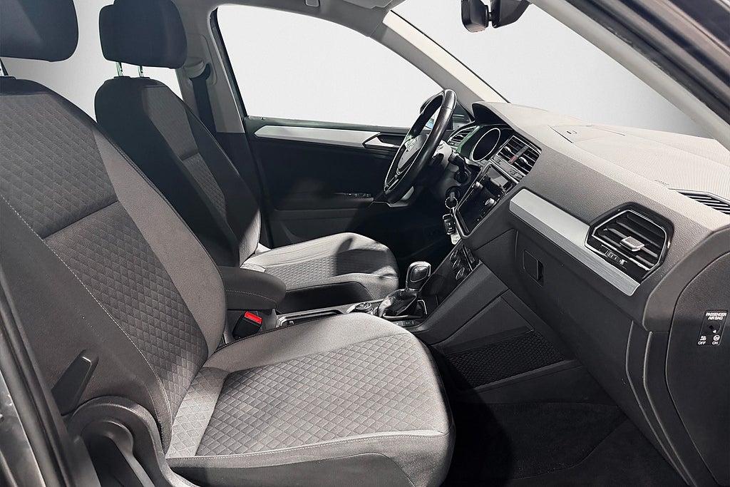 Volkswagen Tiguan TSI 150hk DSG 4M R-Line | Drag | Värmare | Kamera |