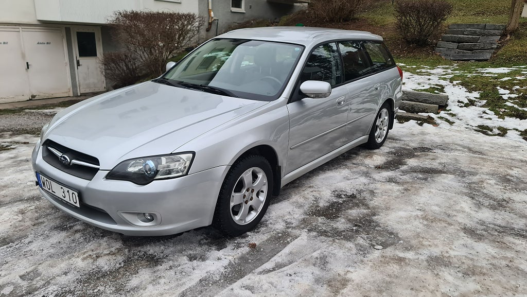 Subaru Legacy 2.5 4WD 165hk Nyskick däck Mkt fin Nybesiktad 