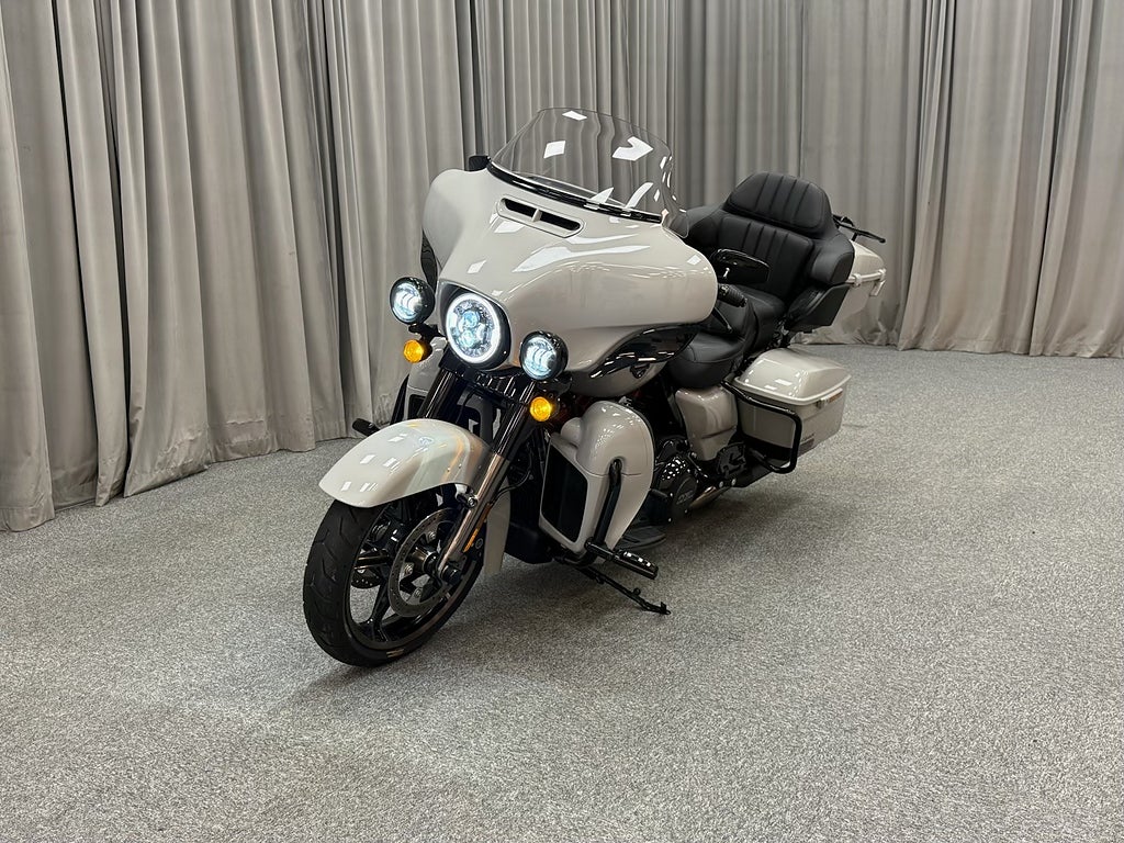 Harley-Davidson Ultra Limited CVO Milwaukee-Eight "Dr Jekil & Mr Hyde"