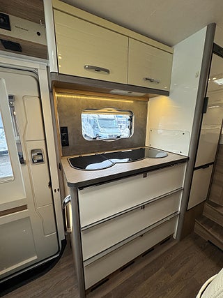 Husbil-integrerad Bürstner Aviano 690 Luftfjädring! Långbädd! Endast 6,99m! 8 av 20