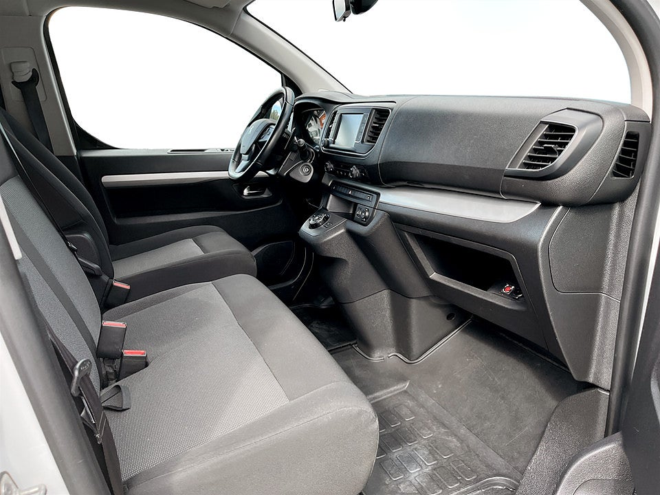 Bild på Peugeot Traveller Business 2.0 BHDi 144hk Aut L3 9-SITS DRAG CARPLAY