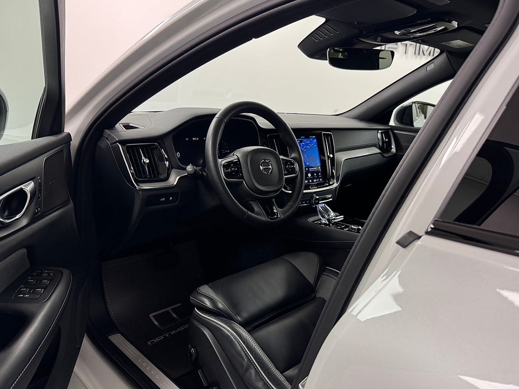 Volvo V60 T6 Plug-In Hybrid AWD Ultra Dark Pano H&K MOMS Fullutr bild 2