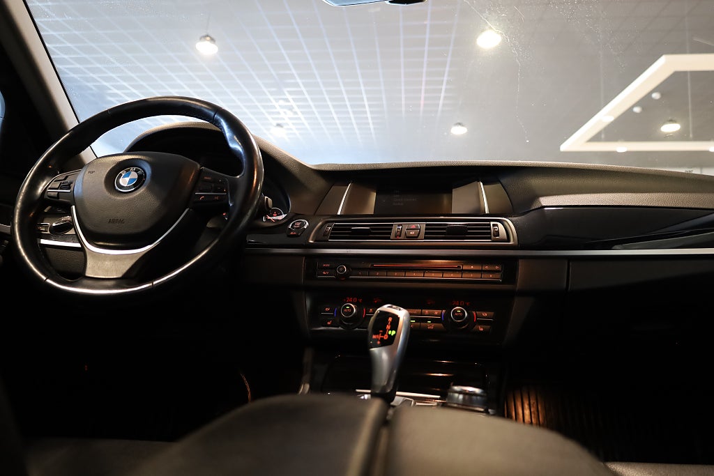 BMW 520d Touring AUT Drag Läder PDC Connected Blåtand Rattvärme
