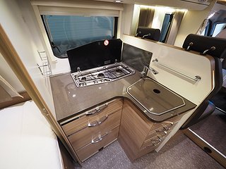 Husbil-halvintegrerad Adria Coral S 670 SLT 13 av 20