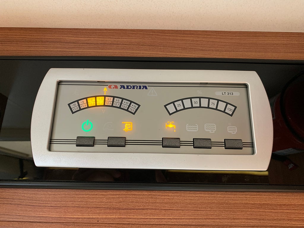 Adria Sonic i 700 ST / Solcell / Cykelställ / Taksäng / Ugn - Adria