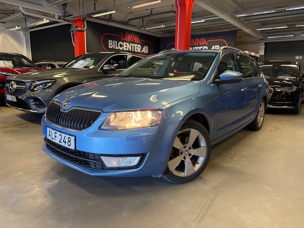 Skoda Octavia Kombi 2.0 TDI 4x4 Elegance 2 ägare Drag PDC Kamrem bytt