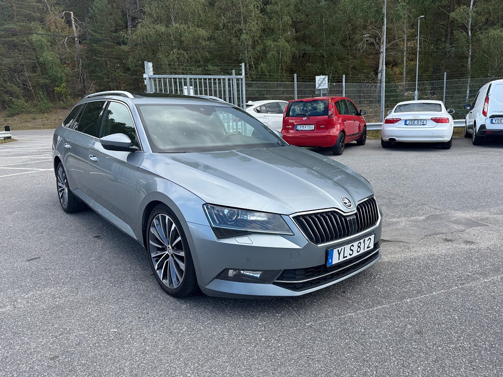 Skoda Superb Kombi 2.0 TDI 4x4 AUT 190hk L&K Skinn Panorama Nyservad