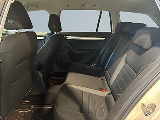 Skoda Octavia Kombi 2.0 TDI SCR Ambition Drag Värmare Psens S&V-hjul – bild 13