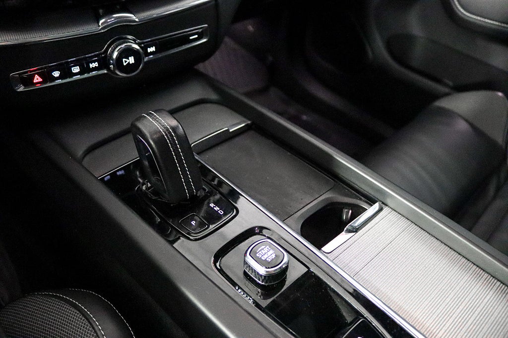 Volvo XC60 Recharge T8 AWD R-Design H/K Pano Värmare Drag