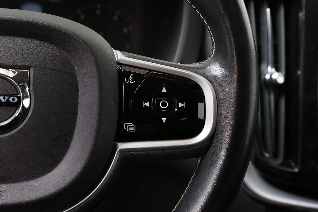 Volvo XC60 B5 Bensin 250hk Momentum Adv Se Aut Navi VOC Leasbar 2020
