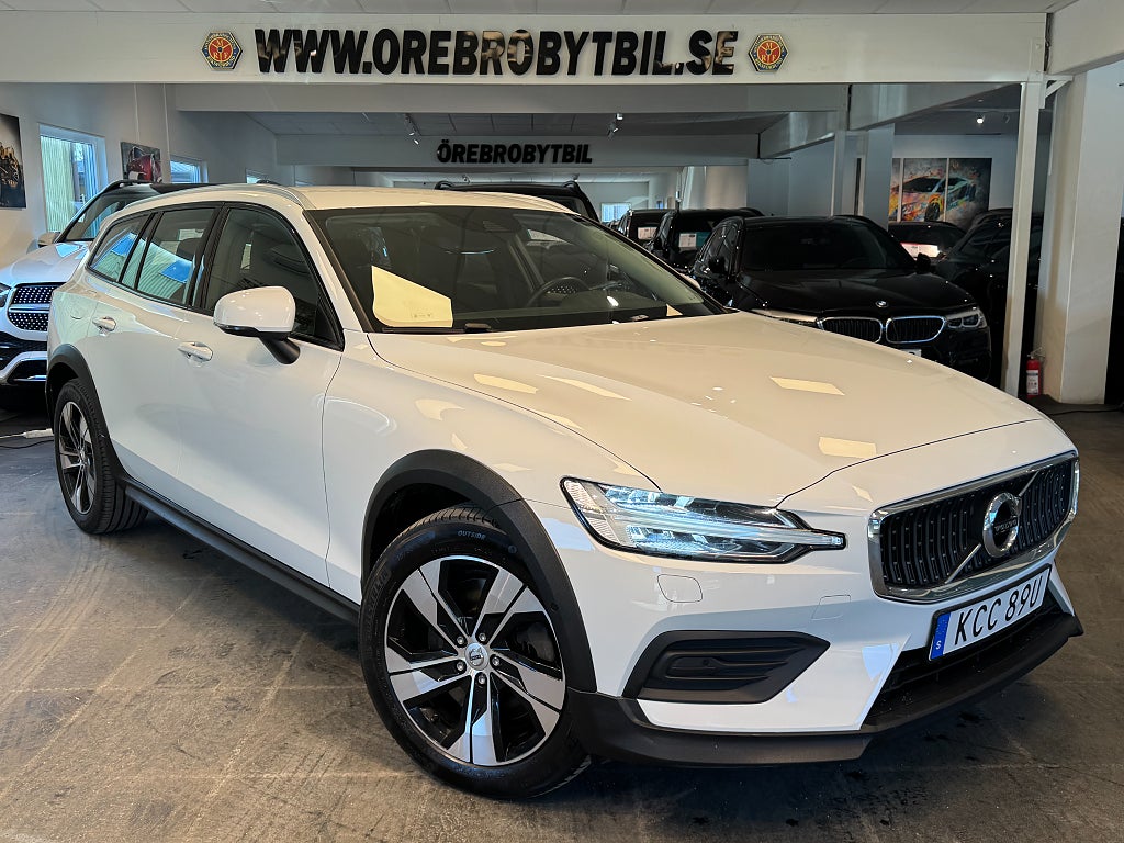 Volvo V60 Cross Country B4 AWD Mildhybrid Momentum Drag Gps VOC Värmare 197hk 