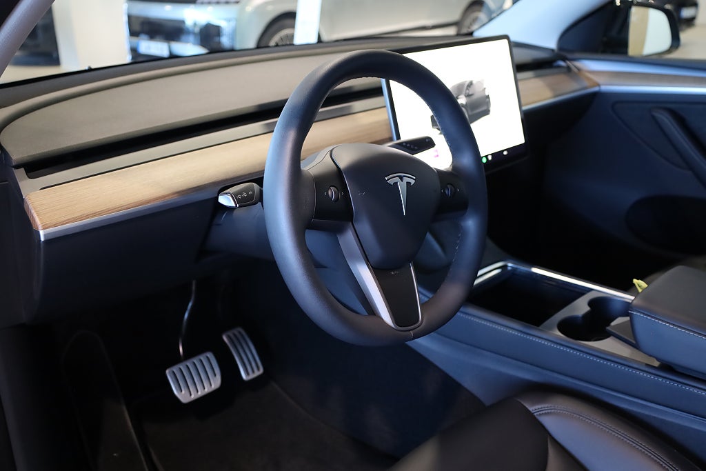 Tesla Model Y Performance AWD 534hk | Dragkrok | 2025