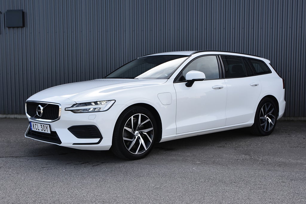 Volvo V60 Recharge T6 AWD Momentum / Drag Navigation 