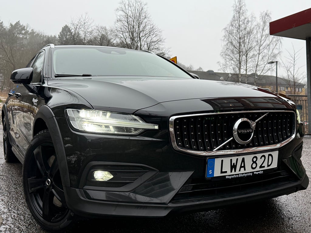 Volvo V60 Cross Country B4 AWD 197HKDragVärmKyelessLedVoc B-KamLevNybesiktigad 