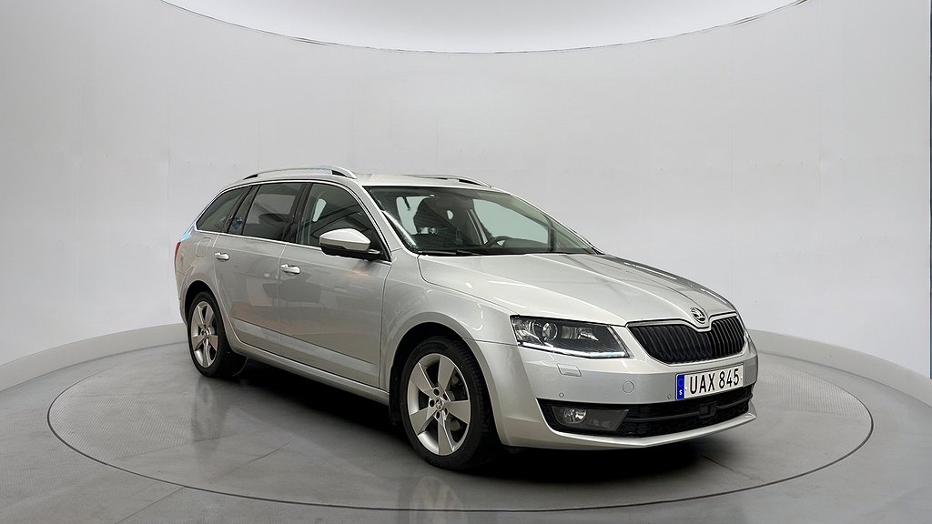 Skoda Octavia 1.6 TDI Premium Carplay Värmare Drag 110hk