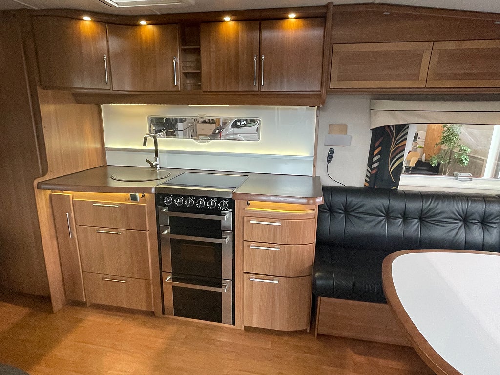 Kabe Royal 780 ETDL KS E2 / ALDE / Elektriska stödben / Förtält / Lån - Kabe