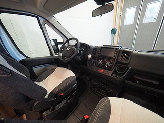 Husbil-halvintegrerad Weinsberg Carasuite 700 ME | 12 av 31