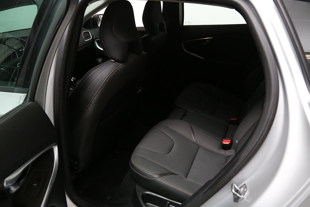 Volvo V40 Cross Country D3 150hk Adv Edition Kamera Värmare Drag