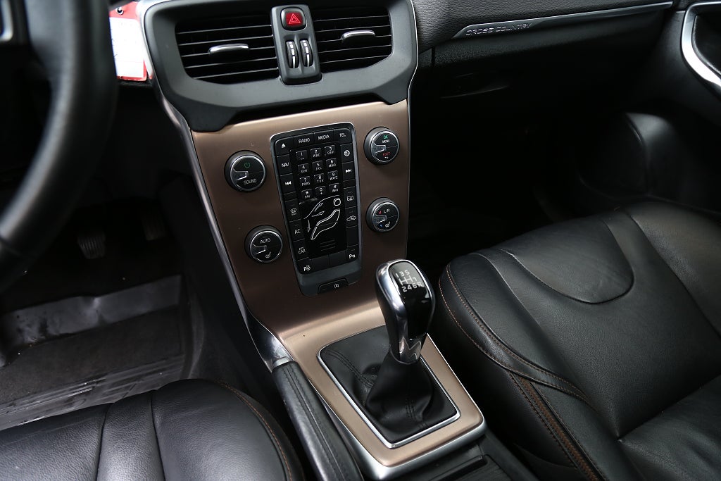 Volvo V40 Cross Country D2 120hk Momentum BE PRO Panorama Värmare/VOC 2016