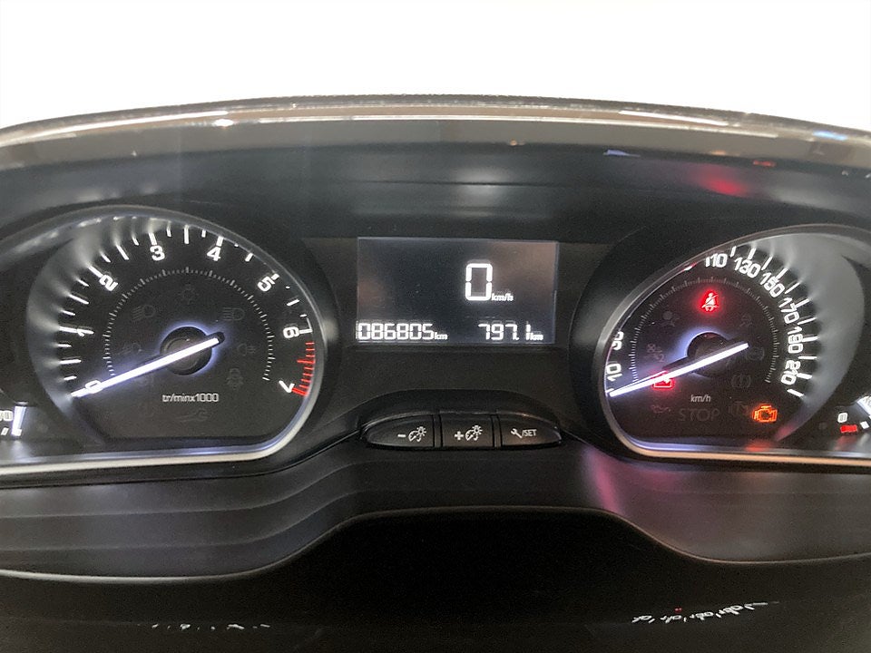 Bild på Peugeot 2008 Active 1.2 PT 82hk - P-SENSORER, DRAG