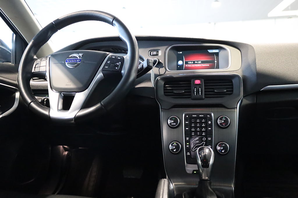 Volvo V40 T3 AUT Momentum | Värmare | PDC | Bluetooth |