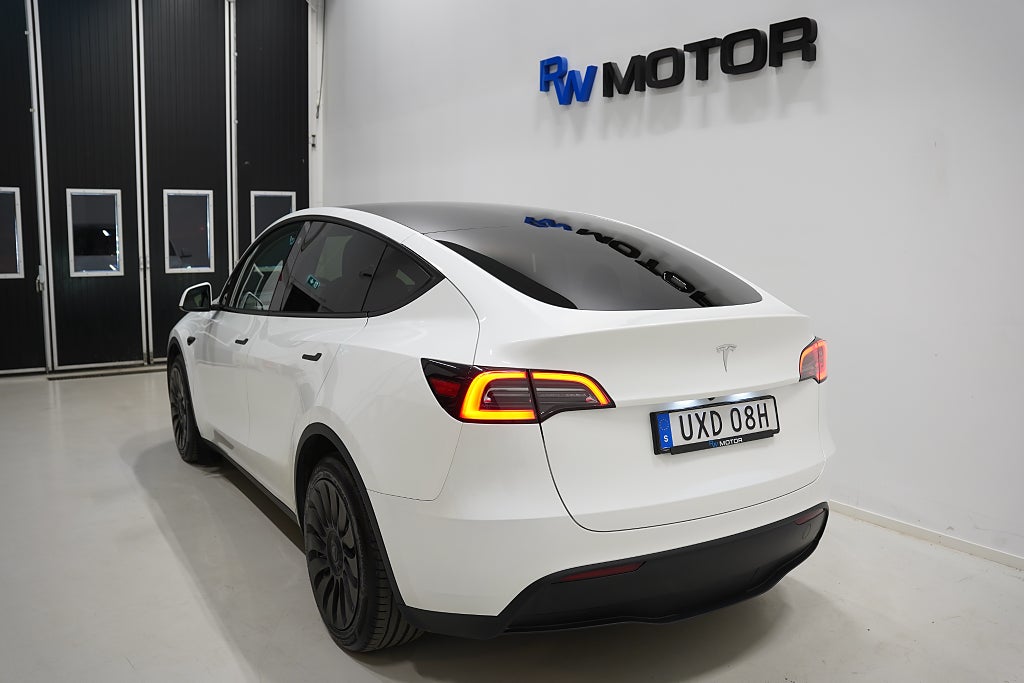 Tesla Model Y Standard Range 299hk / Dragkrok / En ägare