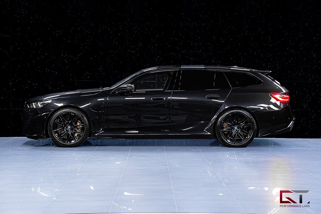 BMW M5 Touring MOMS ULTIMATE Keramiska Pano Kolfiber Drag DAP
