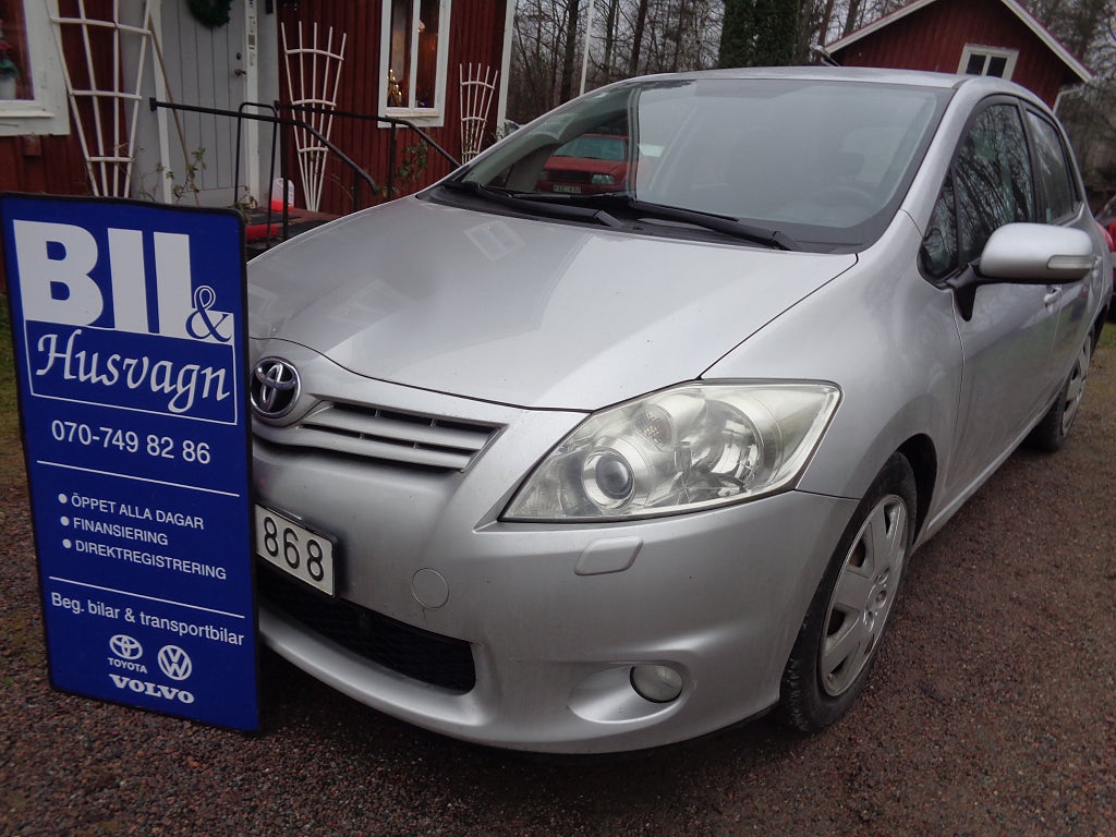 Toyota Auris 5-D1.4 D-4D EN ÄR/NYBES/NYSERV/MVG/FINANS/INBYTE
