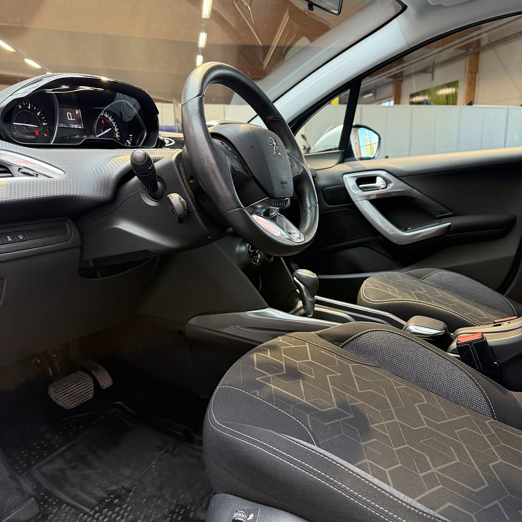 Peugeot 2008 1.2 PureTech 110 EAT Panorama Motorvärmare 110hk