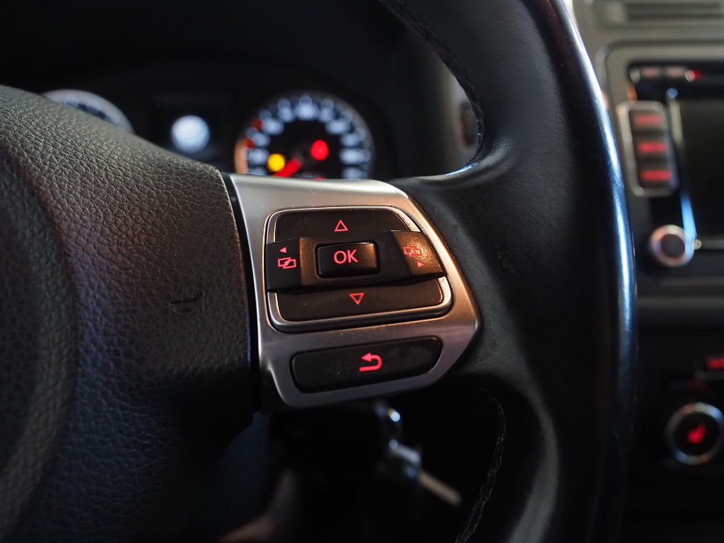 Volkswagen Tiguan 2.0 TDI 4Motion R-Line Pluspaket Pano Skinn Drag D-Värm 2015