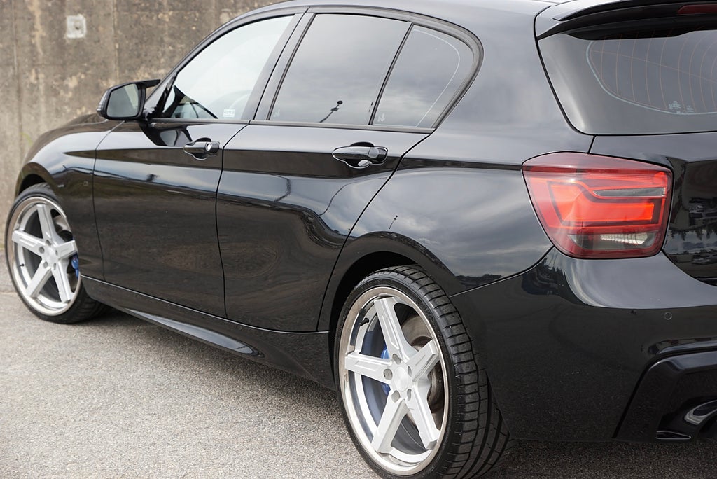BMW M135i xDrive 420hk MHD|H&K|B-Kamera|Keyless|Navi|SE SPEC|