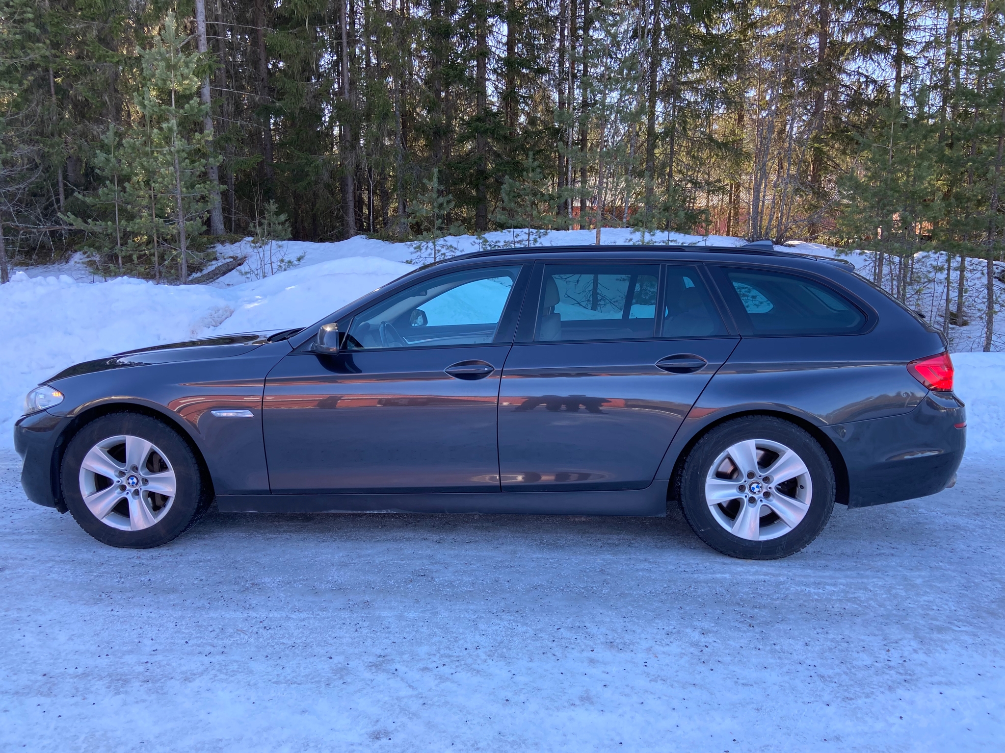 BMW 530 2011, bild 2/35