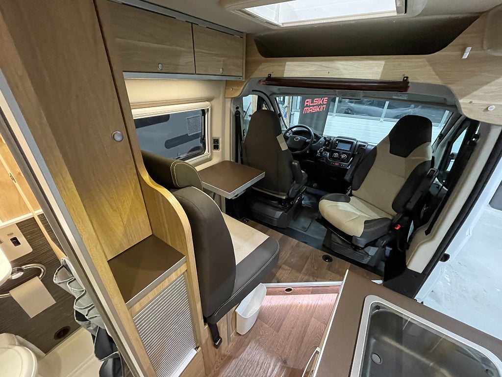 Hymer Grand Canyon / Solcell / B-körkort / Plåtis / Markis - Hymer