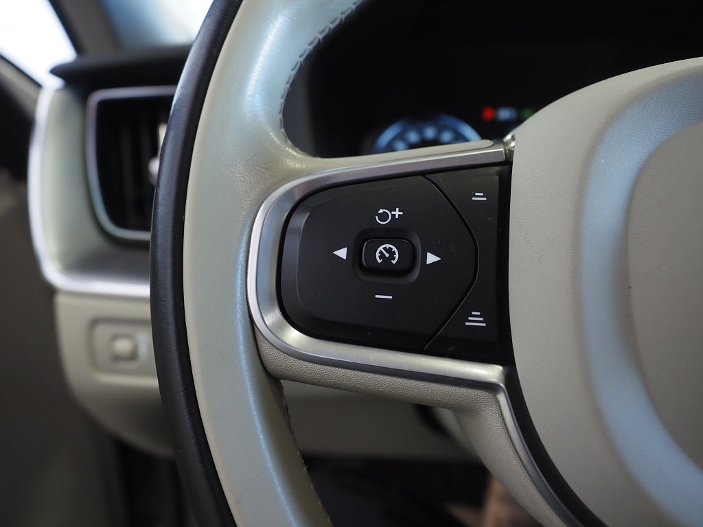 Volvo XC60 B4 AWD Geartronic Momentum 360° Pano Drag Navi Värm 2020