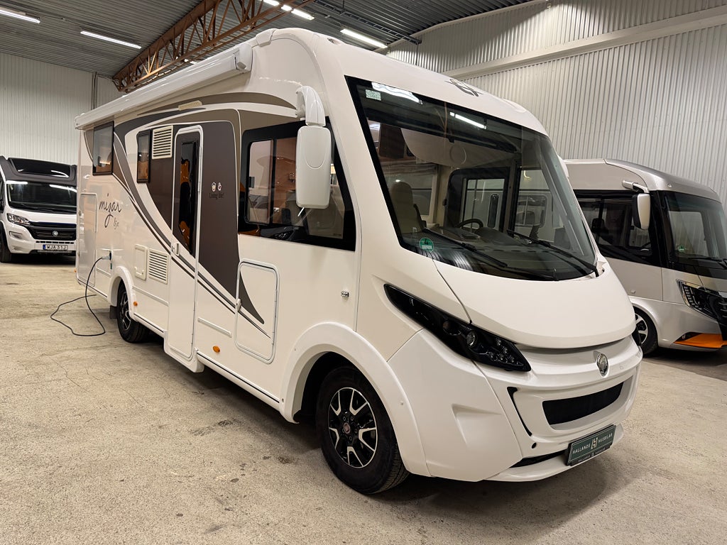 CI International Mizar 85 XT Långbädd Taksäng ACx2 Solpanel 