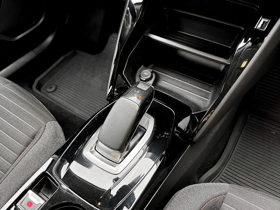 Bild på Peugeot E-2008 Active 50kWh 136hk Aut B-KAMERA CARPLAY