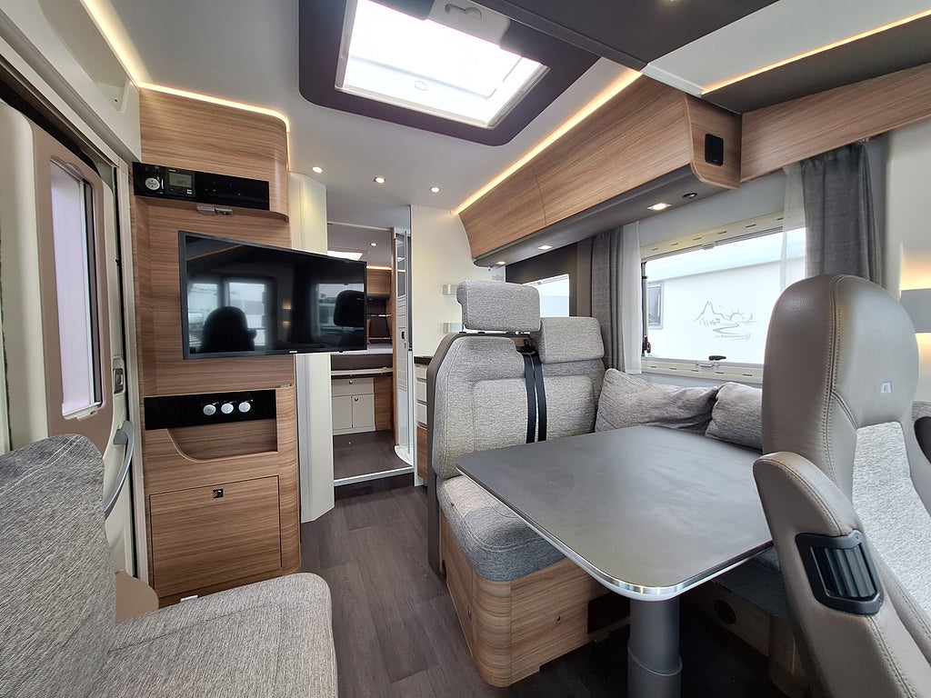 Adria Sonic I 700 Axess SC Queenbädd, Solcell