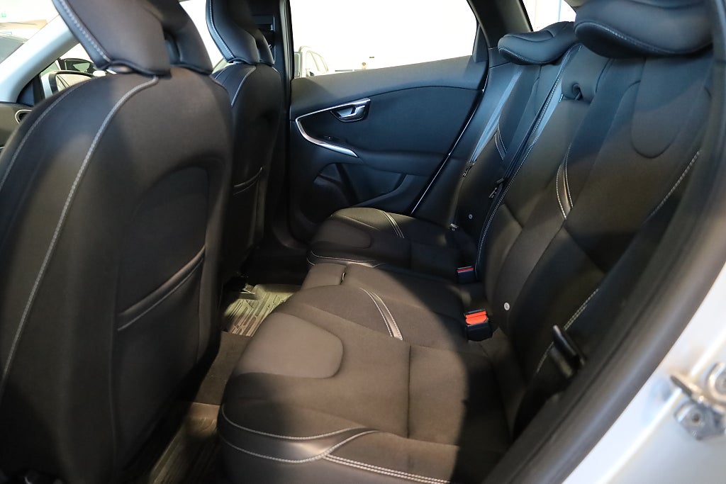 Volvo V40 T3 Momentum Värmare Navi PDC Blåtand 2018