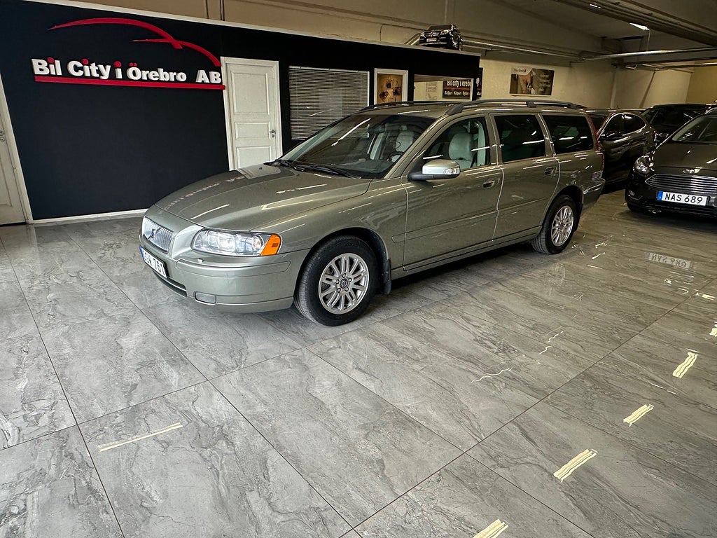 Volvo V70 2.4 (170h) Classic Momentum / 2-Ägare / Drag / Nyservad